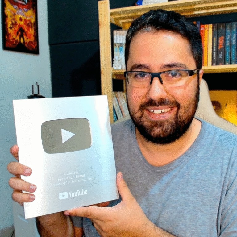 Emerson Machado segurando a placa de 100 mil inscritos do YouTube da Área Tech Brasil